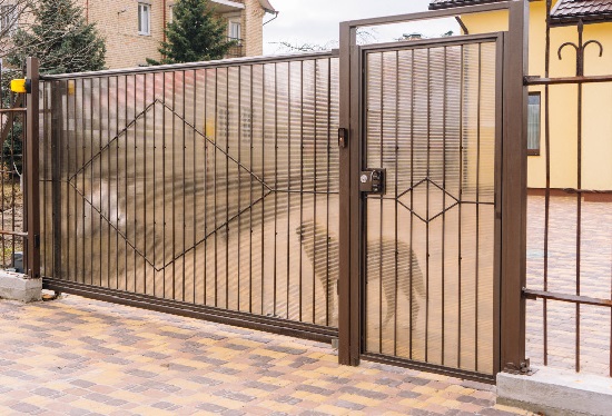 Купить ворота из профлиста с элементами ковки, с металлическими столбами в рамке или под дерево в каменке от 155745 руб